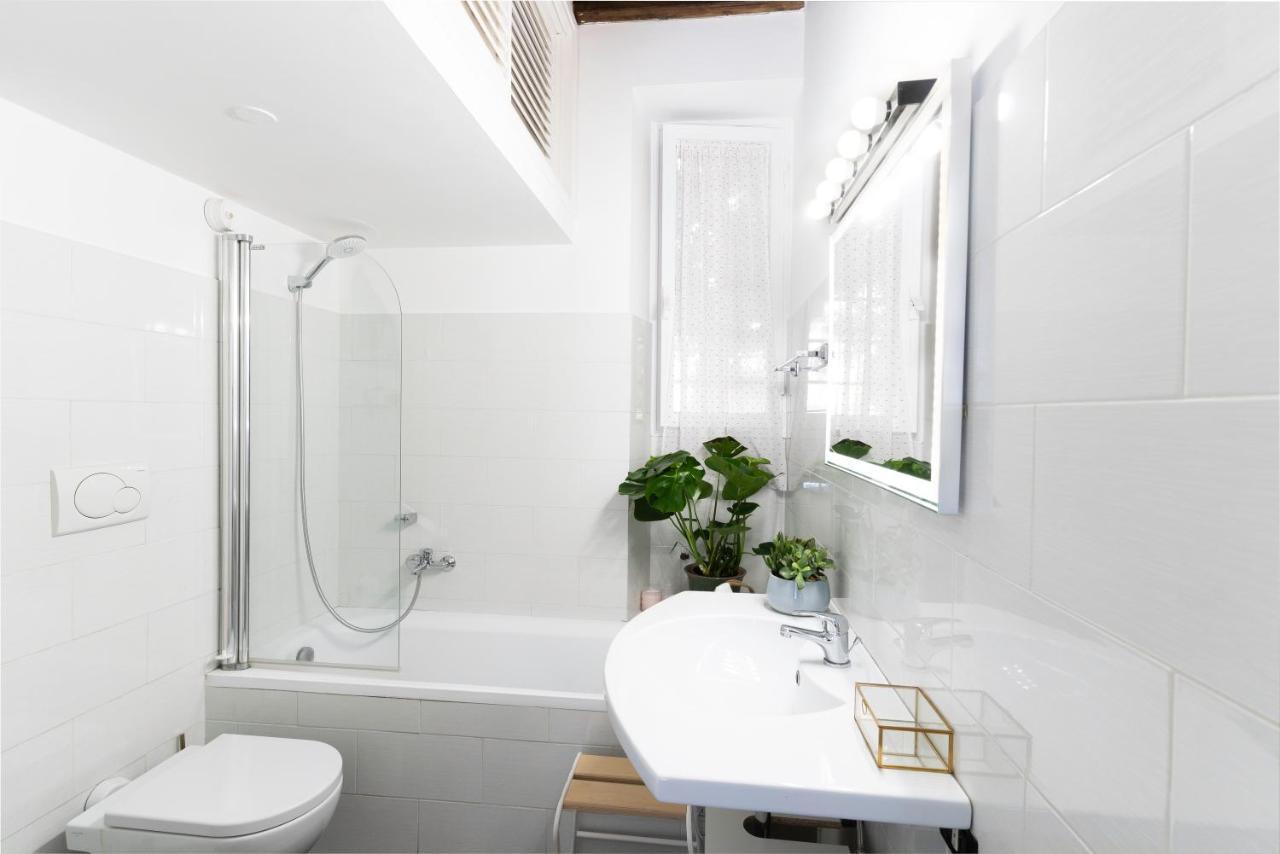 Quiet Trevi Fountain Apartment With Patio And Backyard 로마 외부 사진