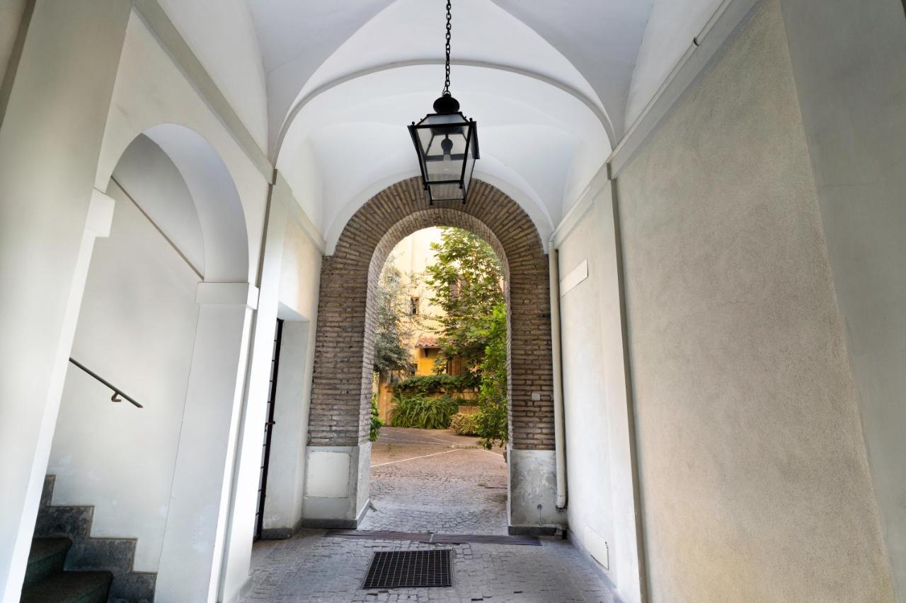 Quiet Trevi Fountain Apartment With Patio And Backyard 로마 외부 사진