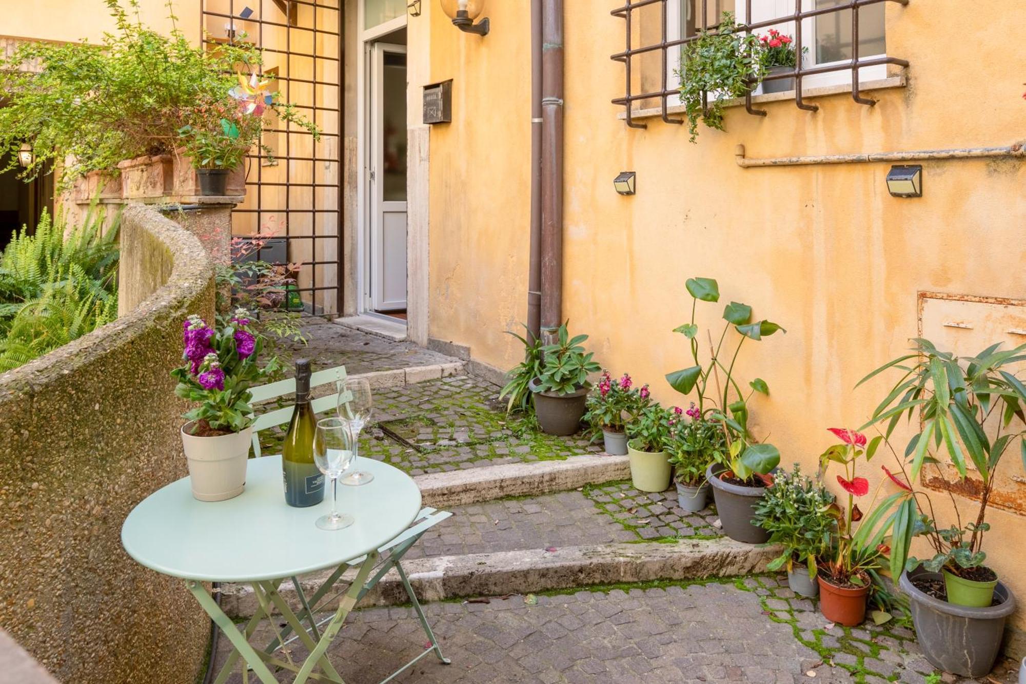 Quiet Trevi Fountain Apartment With Patio And Backyard 로마 외부 사진