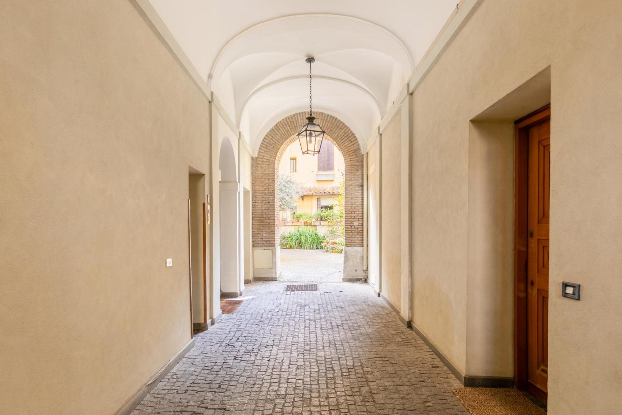 Quiet Trevi Fountain Apartment With Patio And Backyard 로마 외부 사진