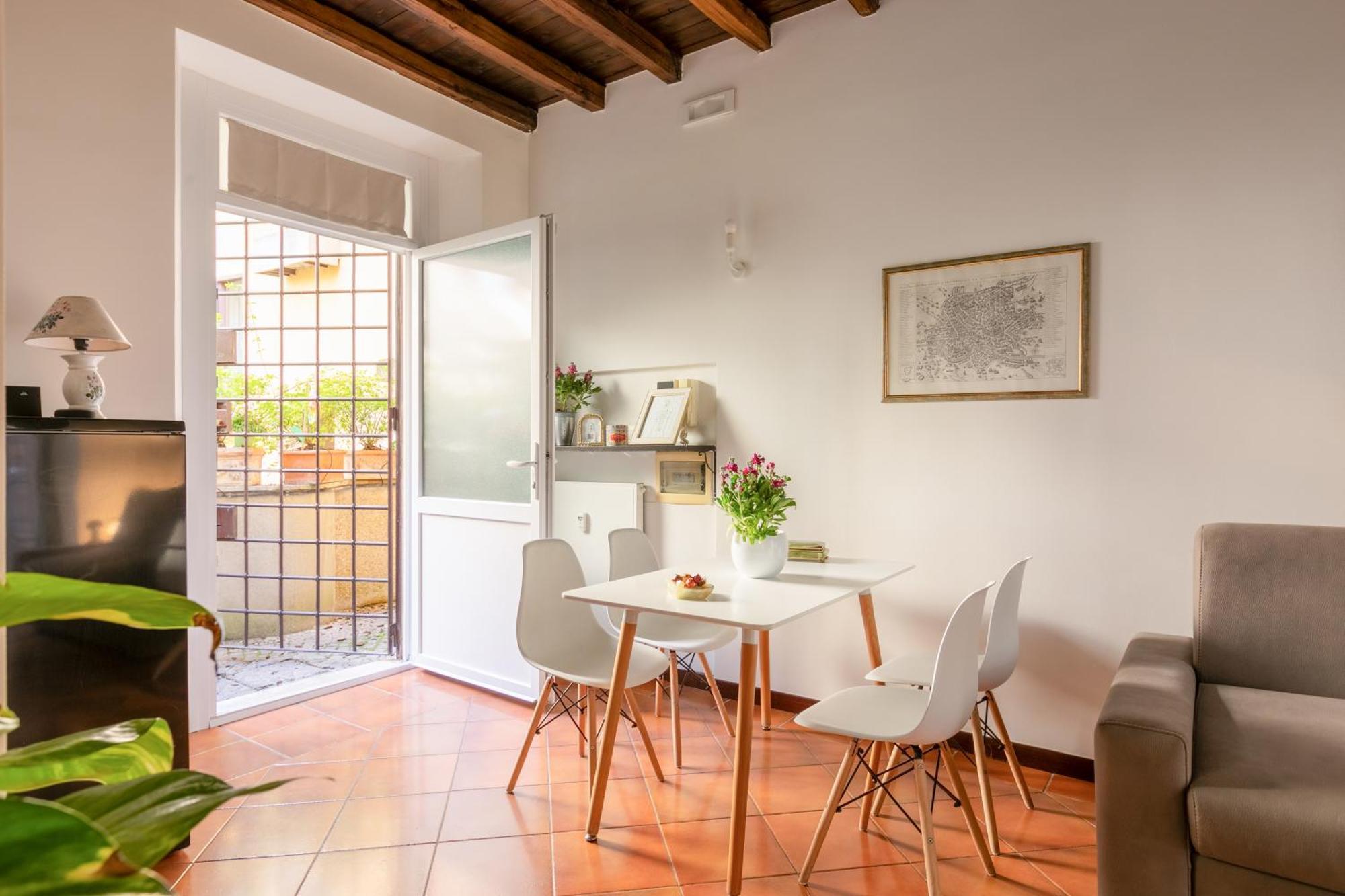 Quiet Trevi Fountain Apartment With Patio And Backyard 로마 외부 사진