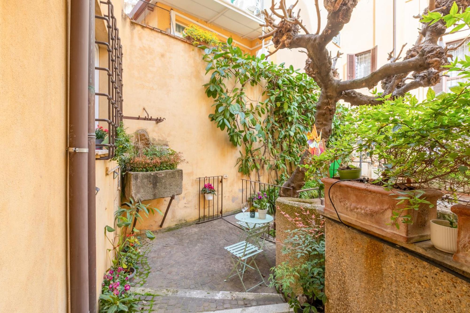 Quiet Trevi Fountain Apartment With Patio And Backyard 로마 외부 사진