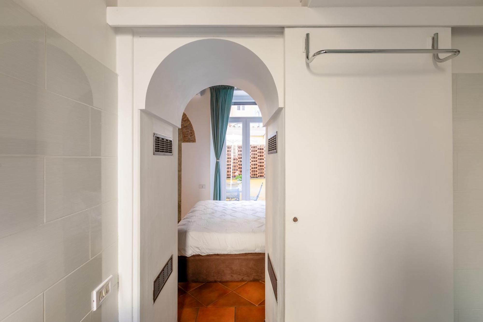Quiet Trevi Fountain Apartment With Patio And Backyard 로마 외부 사진