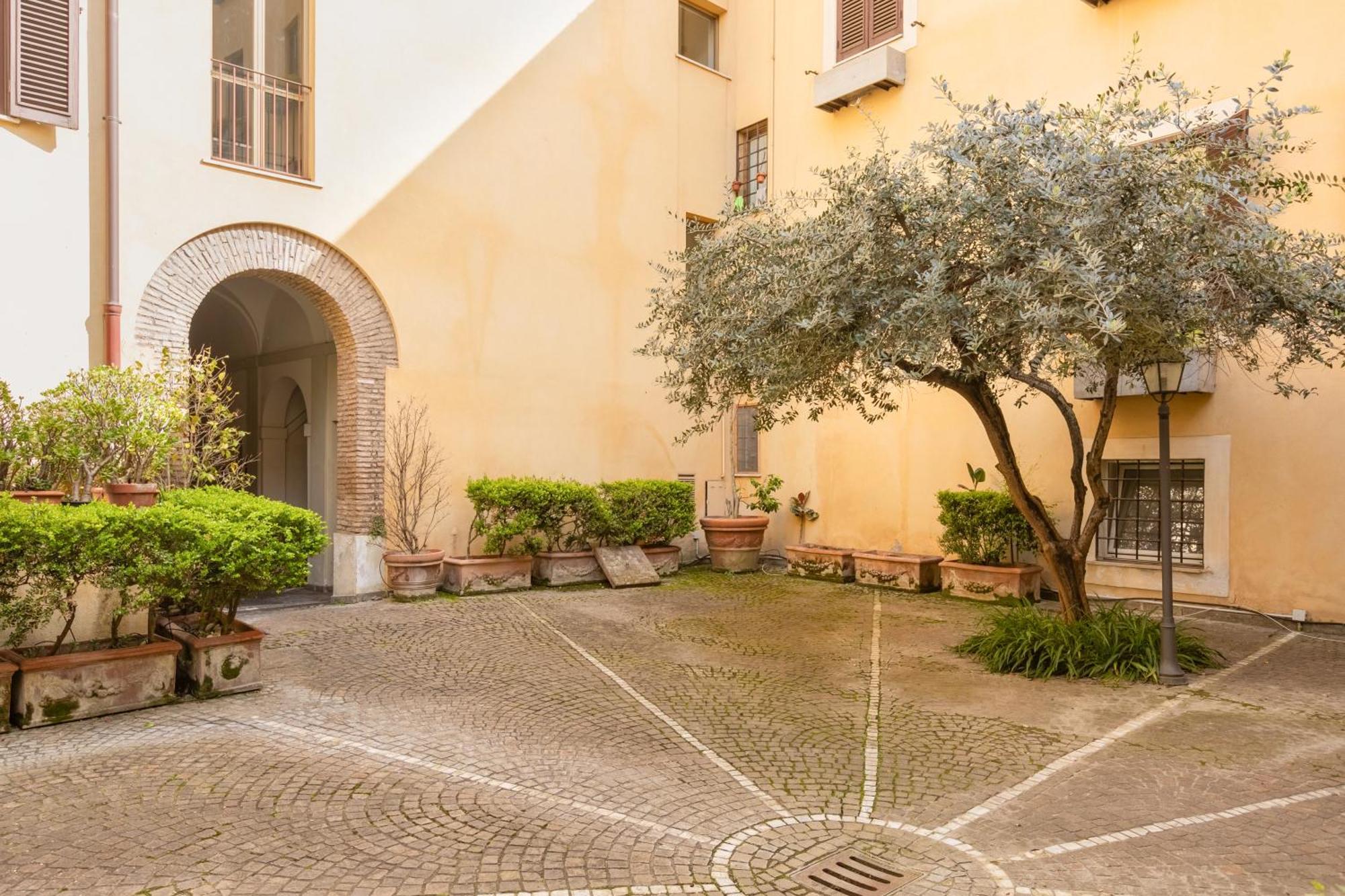 Quiet Trevi Fountain Apartment With Patio And Backyard 로마 외부 사진